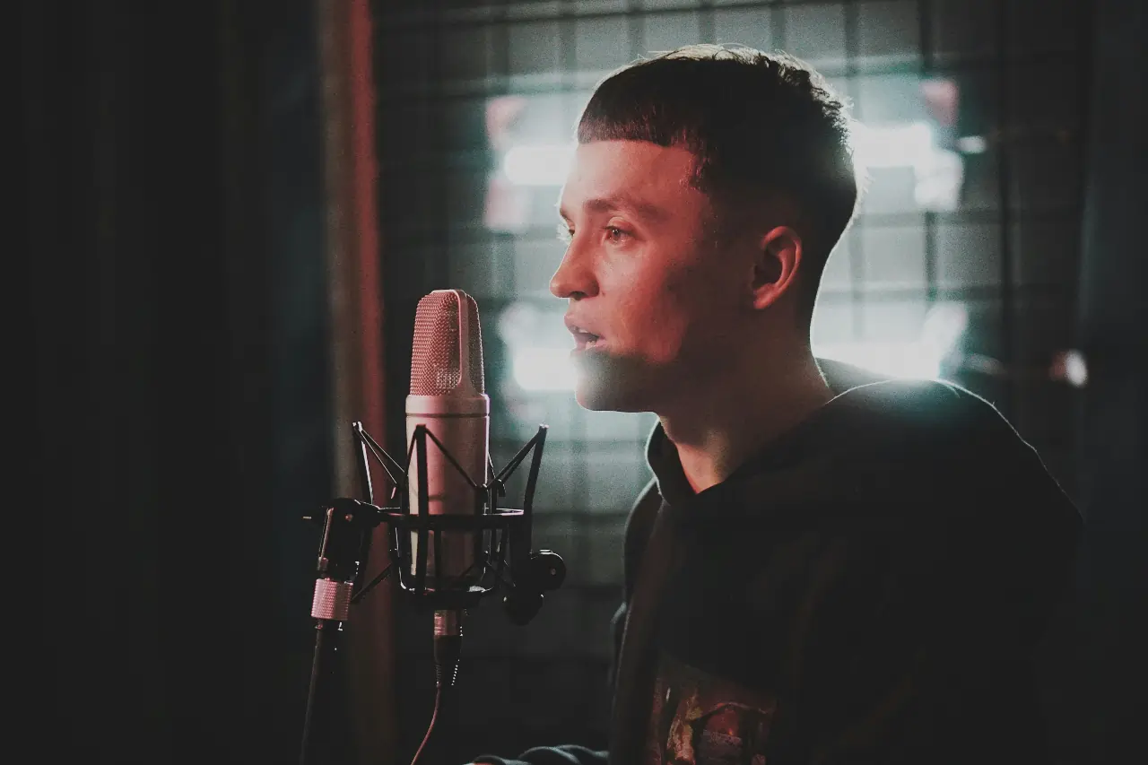 Zanger in de studio van Zangles Maarssen